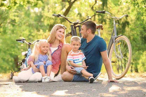 Bonne famille dans le parc le jour ensoleillé — Photo