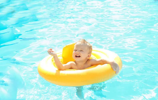 Baby med uppblåsbar ring i poolen — Stockfoto