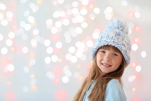 Nettes Kleines Mädchen Mit Hut Gegen Defokussierte Lichter — Stockfoto