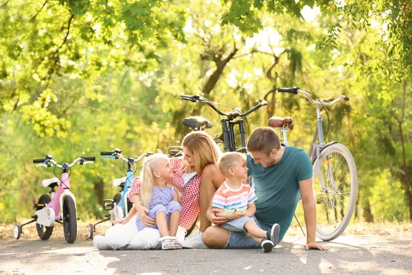 Família feliz no parque no dia ensolarado — Fotografia de Stock