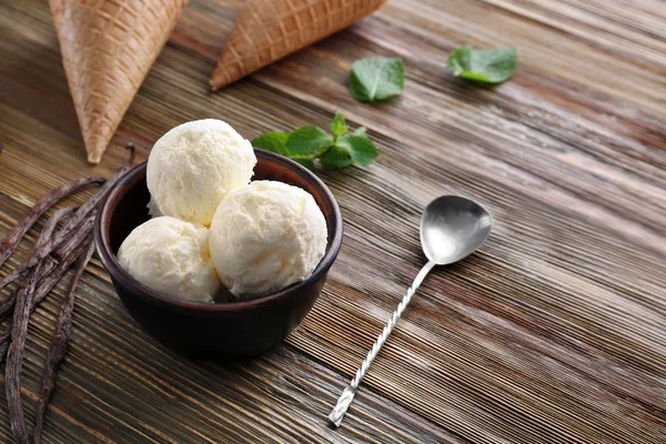 Delicioso helado de vainilla —  Fotos de Stock