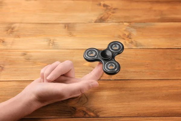 Modern spinner ahşap arka plan üzerinde haddeleme kadın