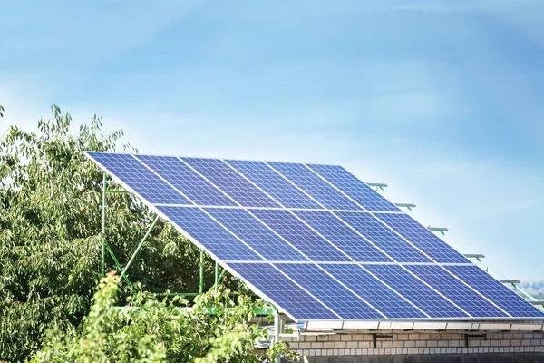 Güneş panelleri üzerinde metal konstrüksiyon açık havada kümesi