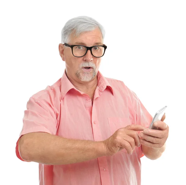 Homme âgé avec téléphone portable sur fond blanc — Photo