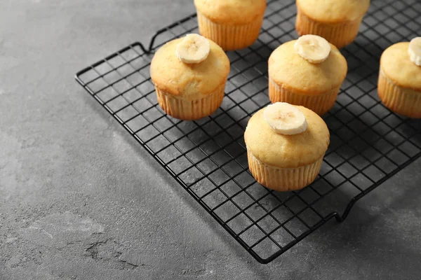 Izgara pişirme üzerinde muz kekler