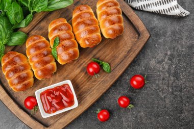 pişmiş sosis rolls