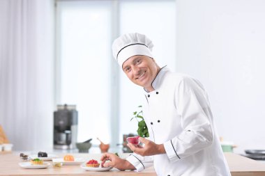 Erkek Şef mutfakta tatlı yemek