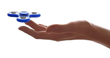 Modern spinner beyaz arka plan üzerinde tutan adam