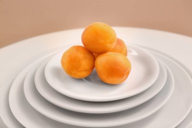 Plakaları yığını üzerinde olgun kayısı 