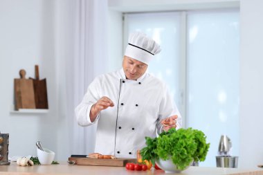 Erkek Şef et mutfak baharat ekleme