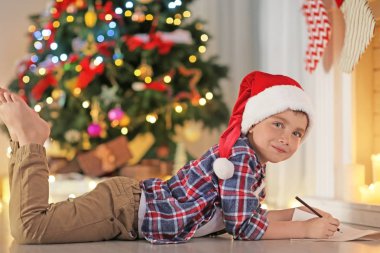 Noel şapkalı şirin çocuk
