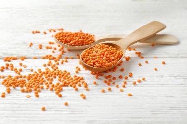 Kaşık ile sağlıklı mercimek 