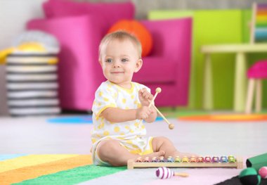 Evde müzik aleti ile çalma şirin bebek