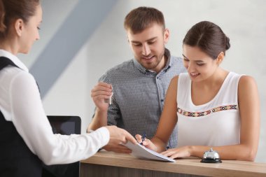 Otelin resepsiyon masası yakınındaki genç Çift