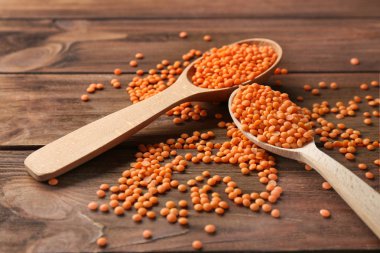 Kaşık ile sağlıklı mercimek 