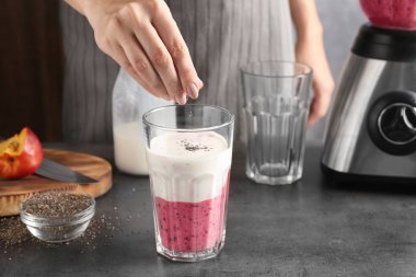 chia tohum ile güler yüzlü hazırlama kadın