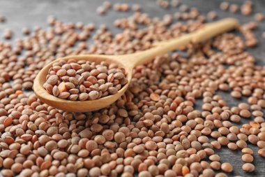 Kaşık ile sağlıklı mercimek