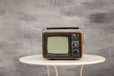 Vintage Tv masaya koymak