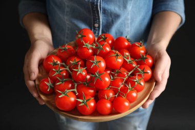 Olgun kiraz domatesleri