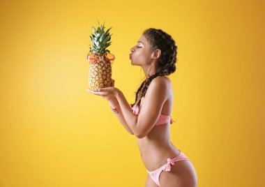 Bikinili güzel bir kadın.  