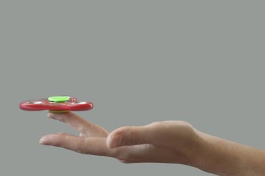 Modern spinner gri arka plan üzerinde haddeleme kadın