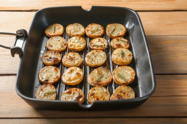 Lezzetli fırında patates dilimleri