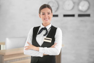 İşyerinde kadın otel resepsiyonist