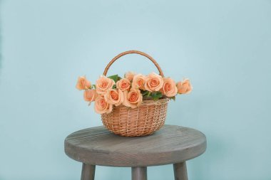 Hasır sepet içinde kayısı gül 