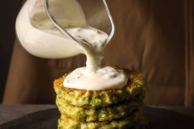 Lezzetli brokoli krep üzerine dökülen sosu 