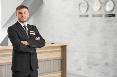 Erkek otel resepsiyonisti işyerinde