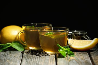 Nane çayı masada bardak 