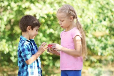 Elma açık havada küçük sevimli çocukla