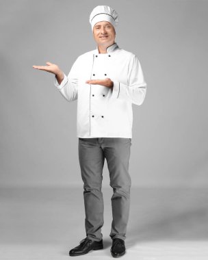 Gri arka plan üzerinde üniformalı erkek Şef