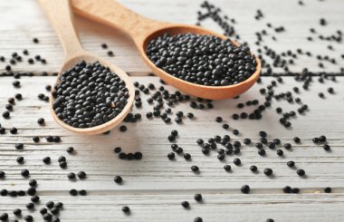 Kaşık ile sağlıklı mercimek 