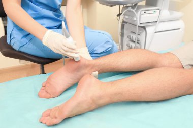 Doktor iletken ultrason muayenesi