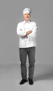 Gri arka plan üzerinde üniformalı erkek Şef