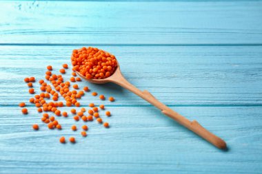 Kaşık ile sağlıklı mercimek