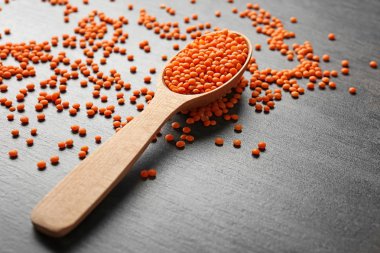 Kaşık ile sağlıklı mercimek