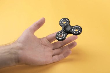 Adam modern spinner renk arka plan üzerinde haddeleme
