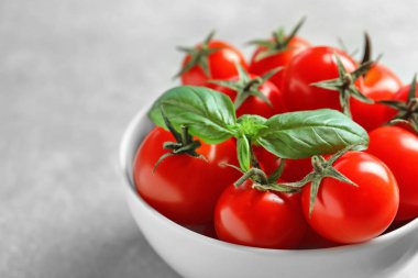 Olgun kiraz domatesleri