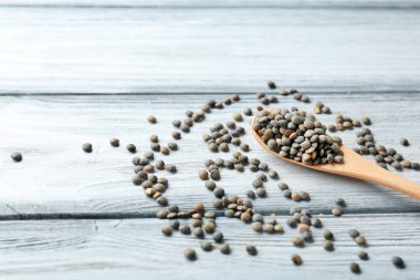 Kaşık ile sağlıklı mercimek