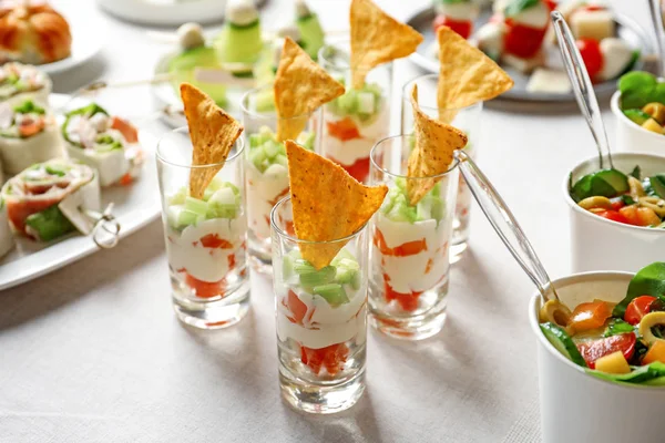 Aperitivos para banquete na mesa — Fotografia de Stock