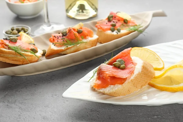 Somon ve Kapari plakaları ile lezzetli küçük sandviçler — Stok fotoğraf