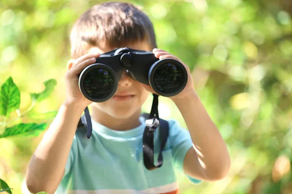 屋外で双眼鏡を通して見るかわいい男の子 — ストック写真