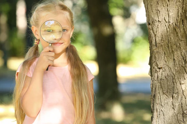 Schattig Klein Meisje Met Vergrootglas Buitenshuis — Stockfoto