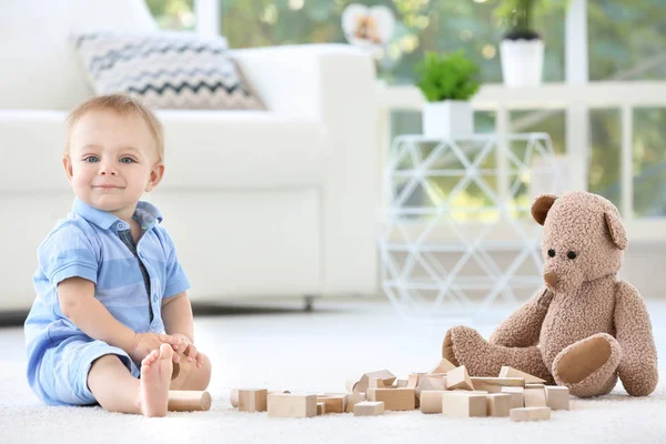 Симпатичный маленький ребенок, играющий дома — стоковое фото