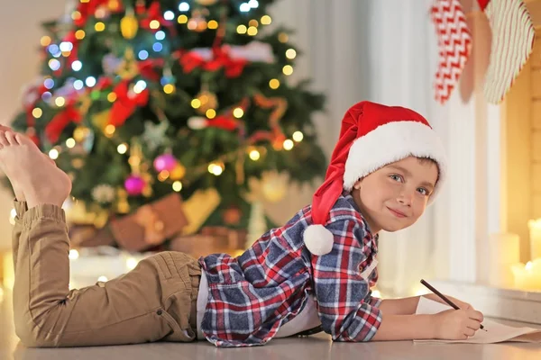 Χαριτωμένο αγόρι στο Χριστουγεννιάτικο καπέλο — Φωτογραφία Αρχείου