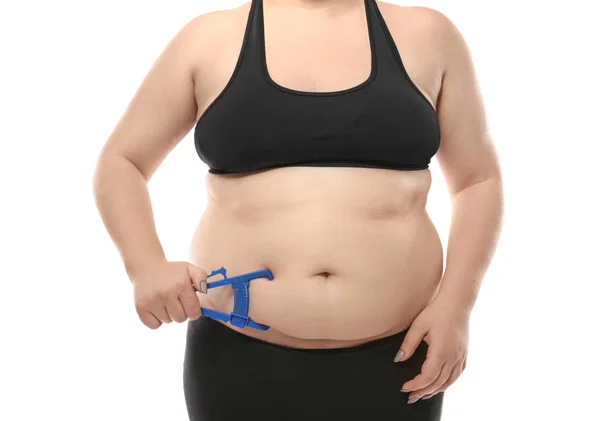 Mujer con sobrepeso con pinza de medición sobre fondo blanco. Concepto de pérdida de peso —  Fotos de Stock