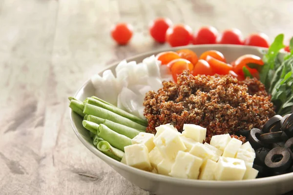 Quinoa ve sebze ile plaka