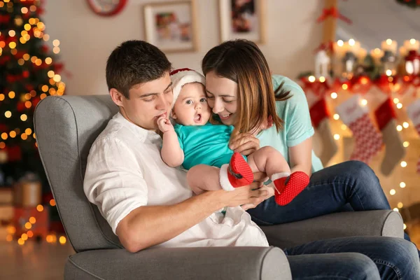 Genitori felici con bambino piccolo in decorato per la stanza di Natale — Foto Stock